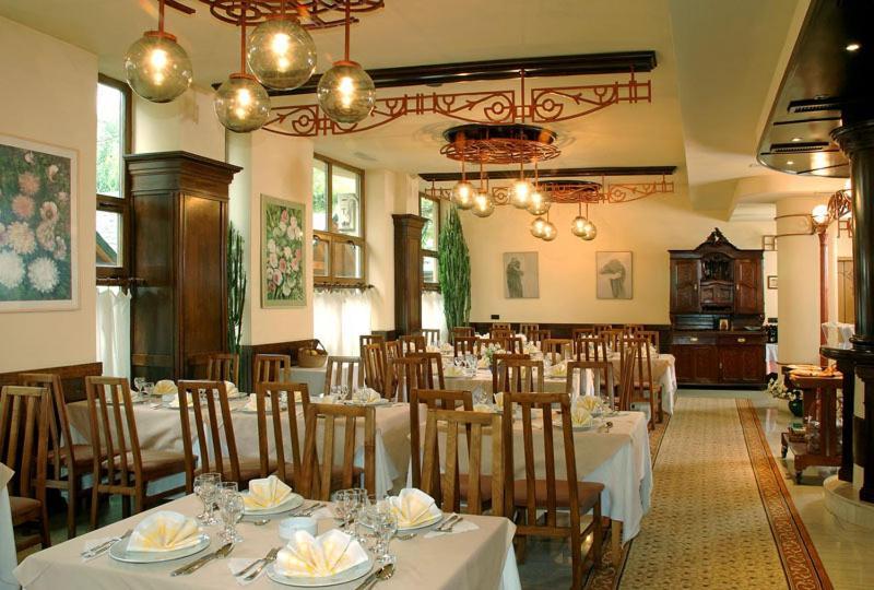 Hotel Irisa Boekarest Buitenkant foto