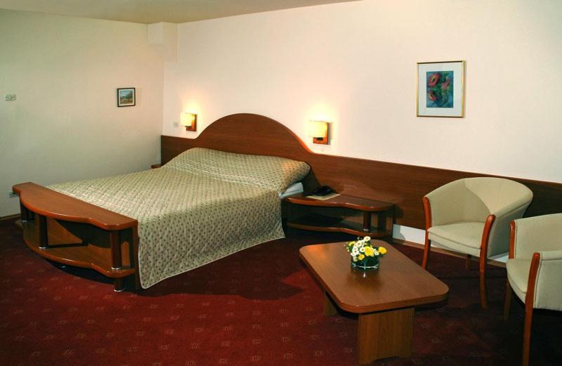 Hotel Irisa Boekarest Kamer foto