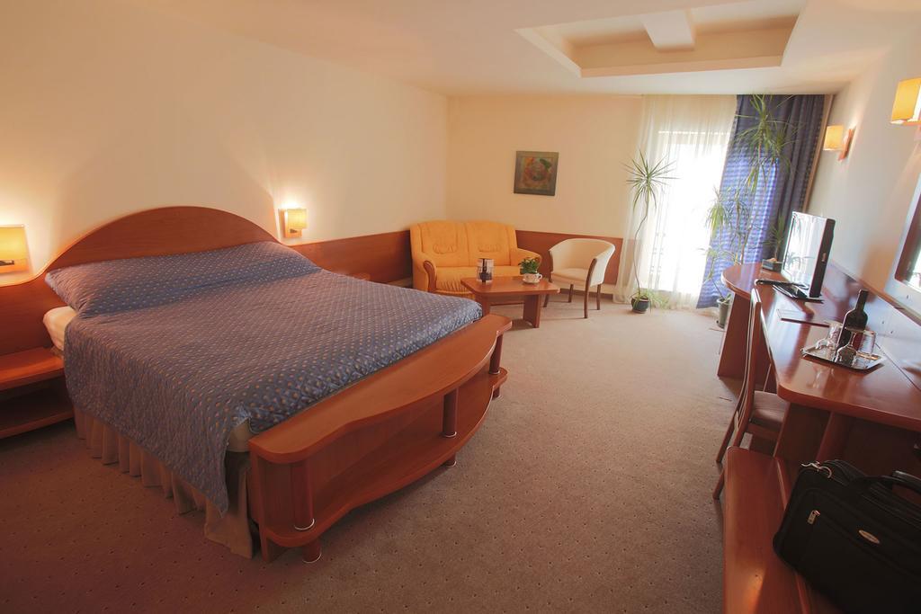 Hotel Irisa Boekarest Buitenkant foto