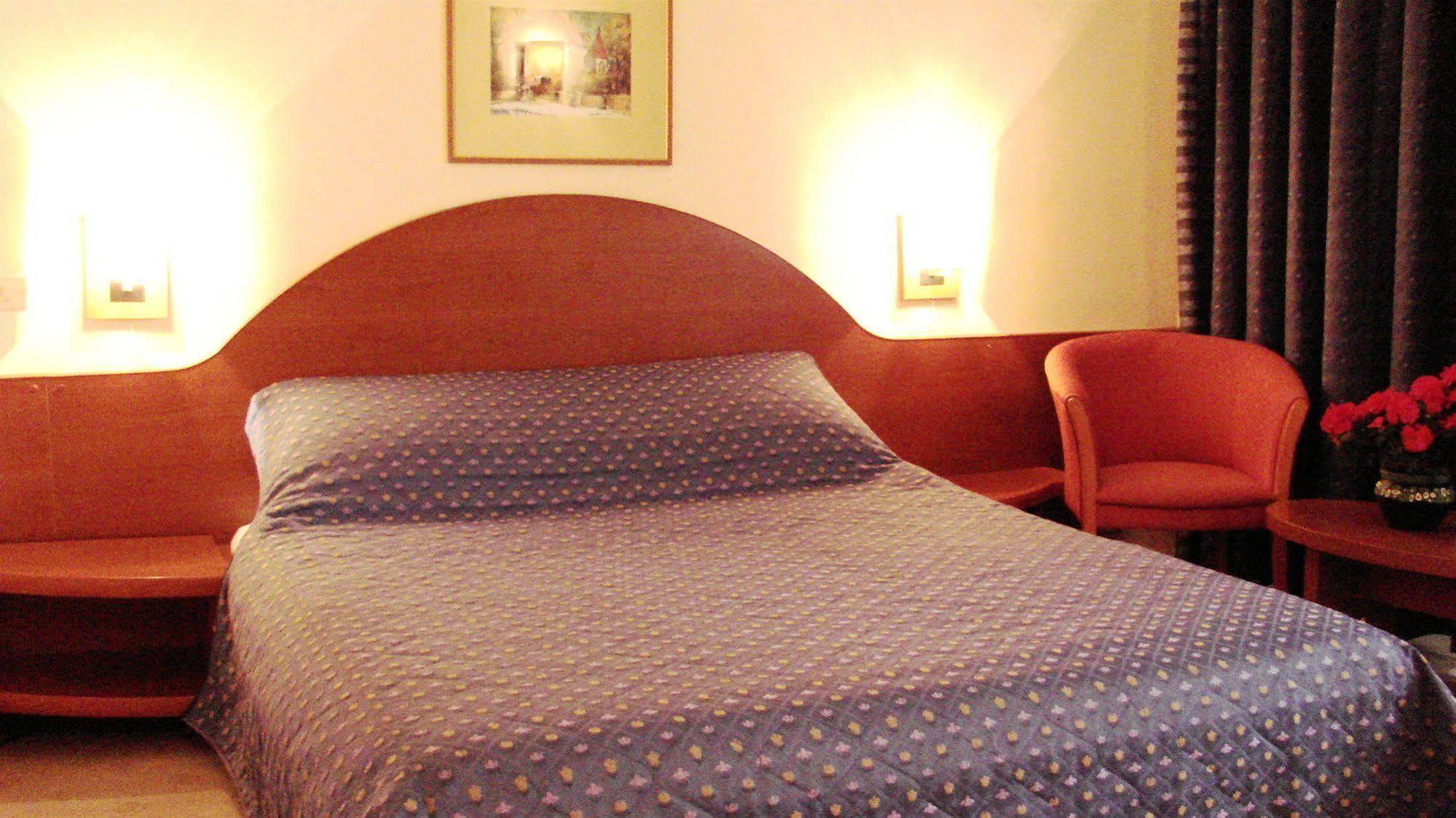 Hotel Irisa Boekarest Buitenkant foto