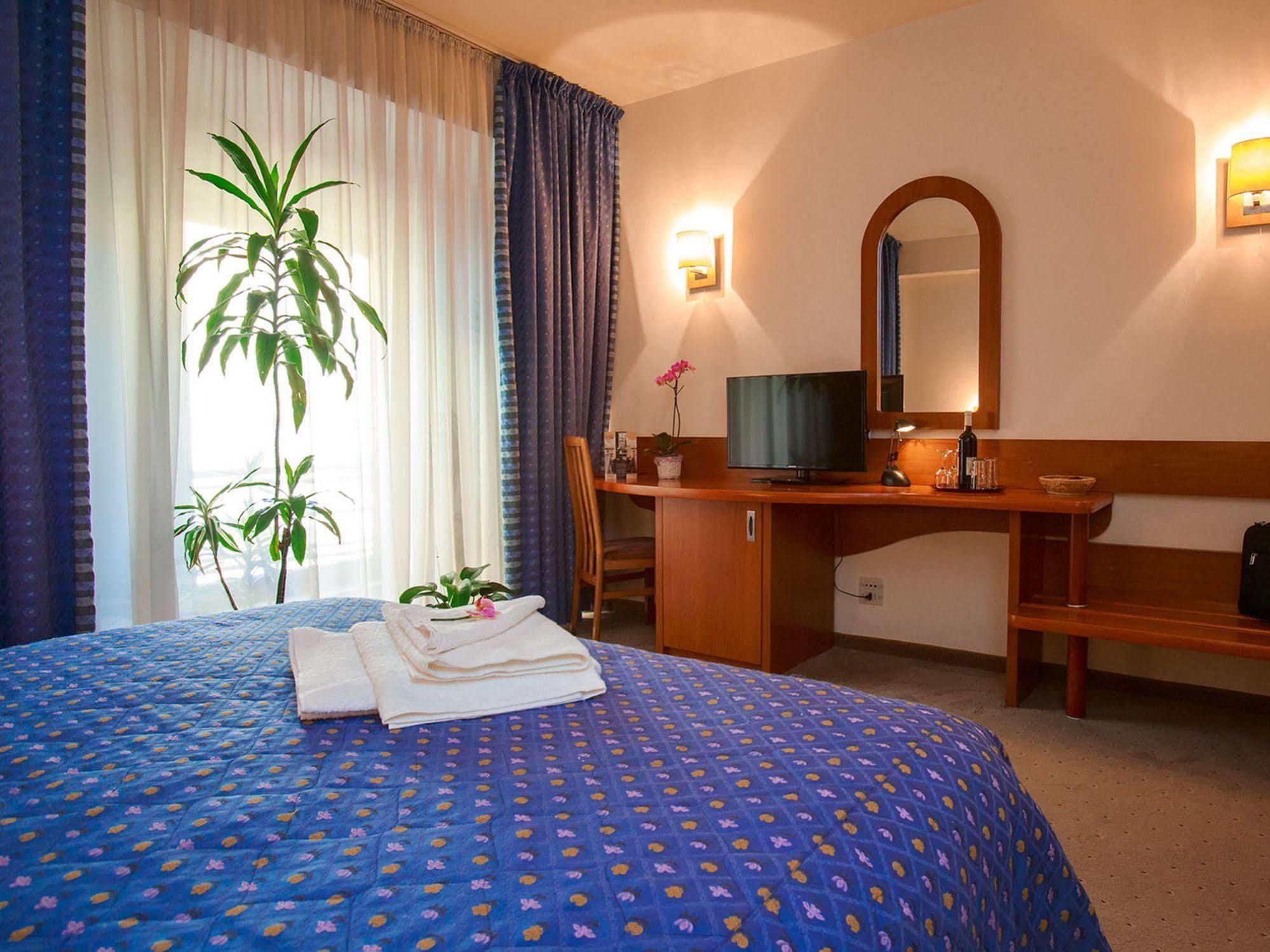 Hotel Irisa Boekarest Buitenkant foto