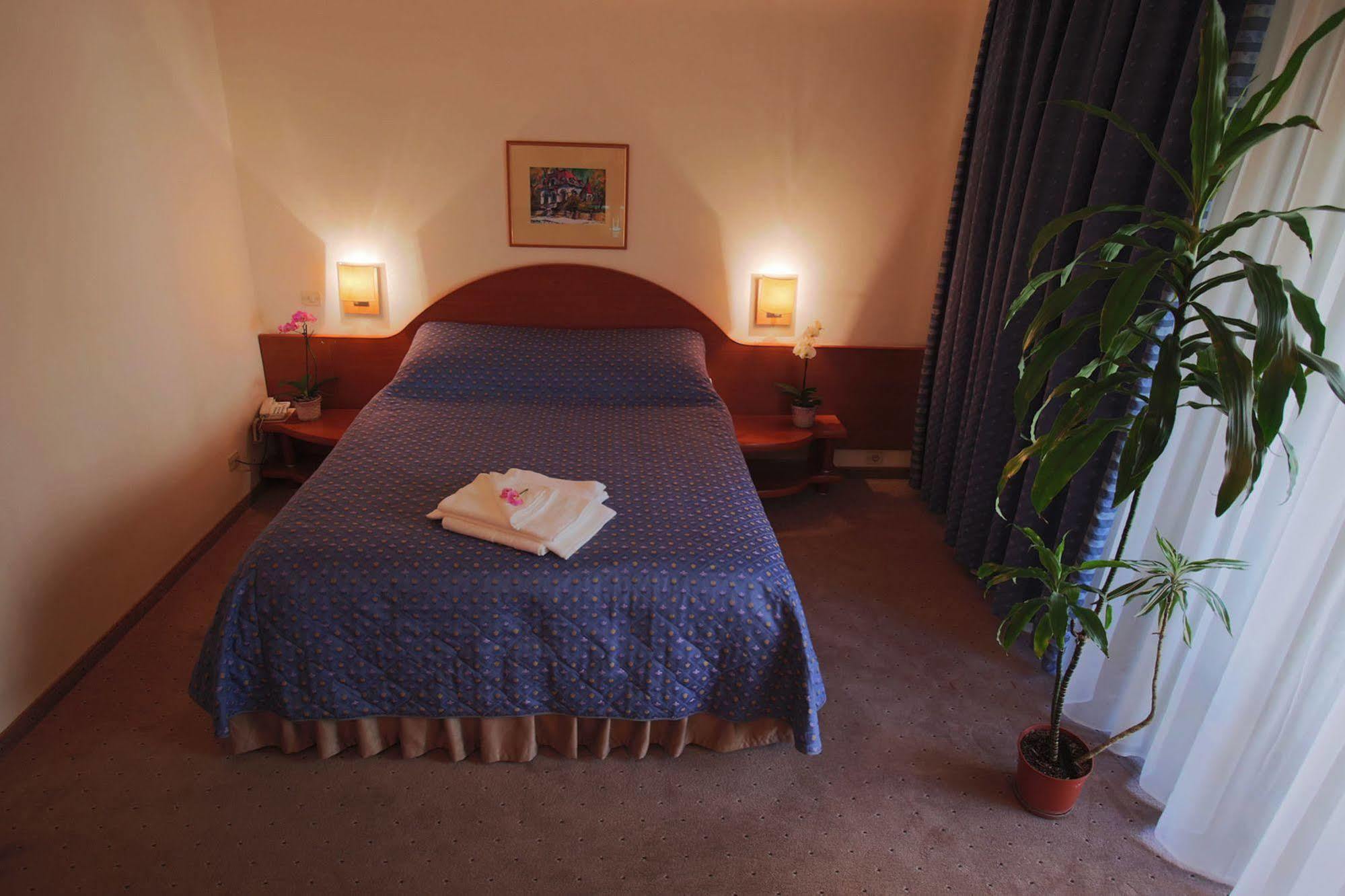 Hotel Irisa Boekarest Buitenkant foto